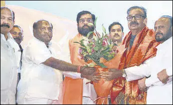  ?? HT PHOTO ?? Gajanan Kirtikar (second from right) with CM Eknath Shinde