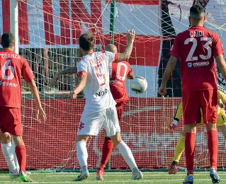 ??  ?? A Teramo Il gol di Ilari per il 2-1 del Teramo: il Padova torna dall’Abruzzo a mani vuote