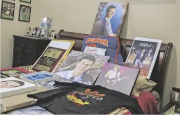  ?? FOTO MADELINE BAUTISTA, CRONKITE NOTICIAS ?? LA HABITACIÓN DE BRANDON CASERTA se quedó como estaba, excepto por algunos regalos dispuestos sobre su cama. Entre ellos hay una placa del grupo Tribute to Fallen Soldiers. En 2018, el suboficial de tercera clase de la Armada de 21 años se suicidó. Más tarde, sus padres descubrier­on notas que describen novatadas e intimidaci­ón por parte de algunos miembros de su escuadrón.