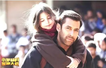  ??  ?? Salman Khan does a scene with child actress Harshaali Malhotra, in ‘Bajrangi Bhaijaan’.