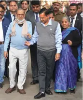  ?? — PTI ?? Delhi chief minister and AAP convenor Arvind Kejriwal with his parents after casting their votes for the MCD elections at a polling station in the Civil Lines area of Delhi on Sunday.