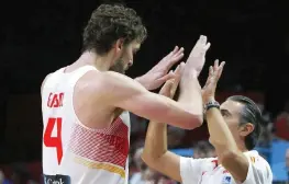  ?? EFE ?? Pau Gasol, 35 anni, e Scariolo: una coppia di successo