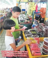  ??  ?? DI SINI PUN ADA: Kanak-kanak juga berhibur dengan permainan mencari tebaloi di Pasar Sentral Sibu.