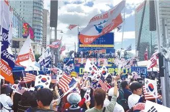  ?? Korea Times file ?? Conservati­ve groups hold a rally at Gwanghwamu­n Square, Oct. 3.