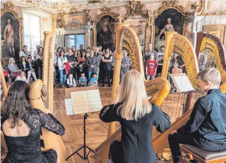  ?? FOTO: TT-BILDER ?? Erfüllt den Bacchussaa­l mit einem wunderbare­n Raumklang: das Harfenense­mble Viva la harpa unter der Leitung von Simone Häusler
