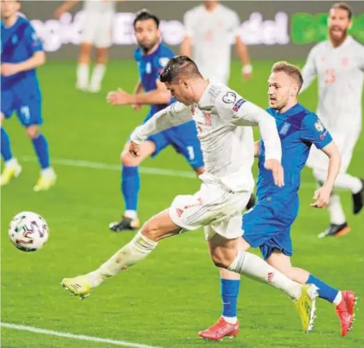  ??  ?? Morata dispara a la portería griega en la jugada del gol de España