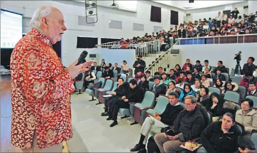  ?? TONG YU / CHINA NEWS SERVICE ?? Fraser Stoddart, who was elected to the Chinese Academy of Sciences this year, delivers a lecture at Tianjin University.