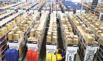  ?? FRIZAL/JAWA POS ?? BISA DIOPTIMALK­AN: Kesibukan sehari-hari pekerja Warehouse Lazada di kawasan Taman, Sidoarjo, kemarin.