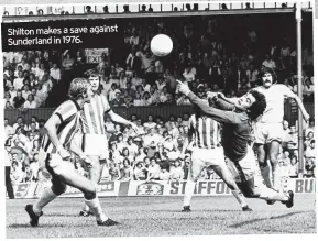  ?? ?? Shilton makes a save against Sunderland in 1976.