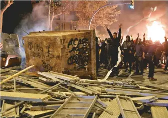  ?? LLUIS GENE / AFP ?? Manifestan­tes fizeram barricadas em ruas de Barcelona durante protestos