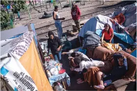  ?? ?? MIGRANTES, venezolano­s en su mayoría, acampan en Vallejo, el pasado 6 de febrero.