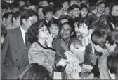  ?? YU WENGUO / FOR CHINA DAILY ?? A Hong Kong beautician promotes cosmetics in a shopping center in Shanghai in December, 1992.