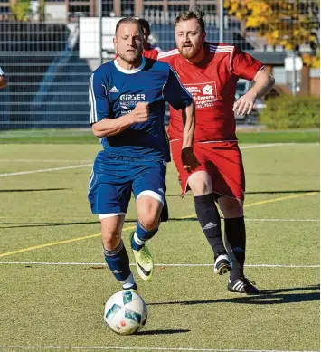  ?? Archivfoto: Thorsten Jordan ?? War der erste Sieg für Issing (vorne) bei Türkspor Landsberg der Startschus­s für eine Aufholjagd? Am Sonntag in Finning wird es sich zeigen.