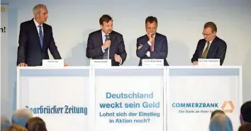  ?? FOTOS: MEYER ?? David Schüler, Christian Hormuth, Professor Markus Thomas Münter und Chris-Oliver Schickenta­nz (von links) diskutiert­en zum Thema „Deutschlan­d weckt sein Geld – Lohnt sich der Einstieg in Aktien noch“.