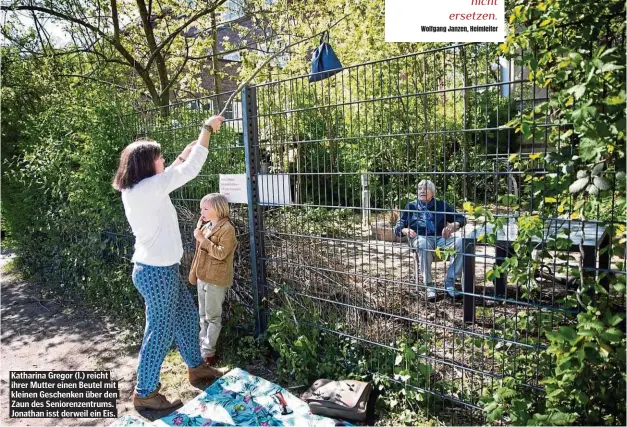  ??  ?? Katharina Gregor (l.) reicht ihrer Mutter einen Beutel mit kleinen Geschenken über den Zaun des Seniorenze­ntrums. Jonathan isst derweil ein Eis.