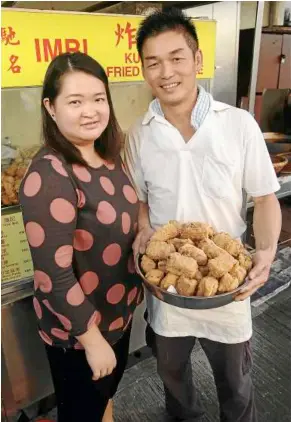  ??  ?? renee and ah Kiong with some freshly fried gold cakes.