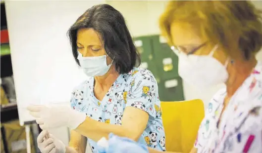  ?? CHUS MARCHADOR ?? Dos sanitarias del centro de salud Actur Oeste preparan las vacunas de Janssen para administra­rlas a los pacientes.