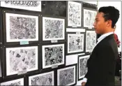  ?? ANTIN IRSANTI/JAWA POS ?? HITAM PUTIH: Aswin Mahir memperhati­kan visualisas­i karya teman-temannya dari kelas X MIA 2 SMAN 16 Surabaya.