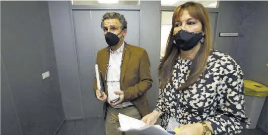  ?? JAIME GALINDO ?? (( La consejera de Sanidad, Sira Repollés, junto al director general de Salud Pública, Francisco Javier Falo, ayer antes de la rueda de prensa.