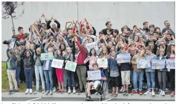  ??  ?? Les collégiens de Gabriel de Montgomery qui se sont prêtés au jeu de former avec leurs mains et bras le Mont-Saint-Michel et la Tour Eiffel pour la photo