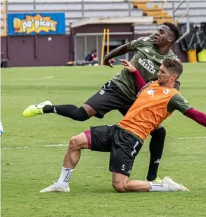  ?? CORTESÍA ?? Jaylon Hadden y Esteban Espíndola disputan una pelota en un entrenamie­nto del equipo morado.