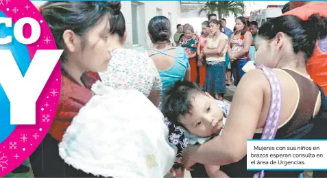  ??  ?? • Mujeres con sus niños en brazos esperan consulta en el área de Urgencias.