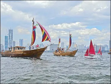  ?? ERNIE PEÑAREDOND­O ?? Three traditiona­l Philippine balangay wooden boats set sail from Manila to China yesterday.