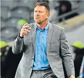  ?? /Sydney Seshibedi/Gallo Images ?? The boss: Eric Tinkler on the sideline during Saturday’s cup tie.