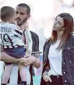  ??  ?? L’aiuto Bonucci con la moglie e il figlio