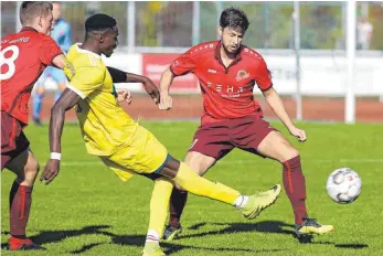  ?? FOTO: JOSEF KOPF ?? Mit etwas mehr Glück hätte sich der FC Leutkirch (links Malick Dambel) gegen den TSV Berg (David Brielmayer) einen Punkt holen können.