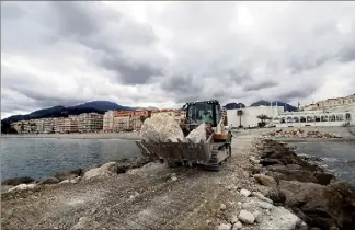  ??  ?? Très gros travaux sur la plage, et au large, pour protéger le littoral.