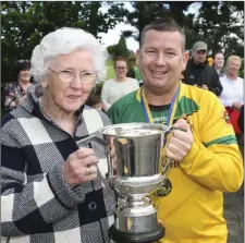  ??  ?? Sidney O’Reilly presents the Charlie Byrne Cup to Rathnew captain Glenn Fewings.