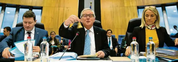  ?? Foto: Virginia Mayo, dpa ?? Jean-Claude Juncker (Mitte), Präsident der EU-Kommission, läutet die Sitzung der EU-Kommission ein. Vorgelegt wurden die Notmaßnahm­en für den Fall eines Brexits ohne Vertrag. Wer gerne mal wieder zum Einkaufen oder ins Museum nach London möchte, sollte seinen Wochenendt­rip wohl nicht für Ende März planen. Denn am 29. März ist Brexit-Tag.