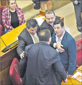  ??  ?? Los senadores liberales Dionisio Amarilla (izq., de espaldas) y el acusado Salyn Buzarquis (der.) se hicieron graves acusacione­s y casi fueron a los golpes.