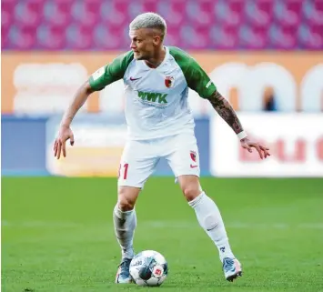  ?? Foto: Lennart Preiss, Witters ?? Philipp Max gehört zu den Gewinnern in der vergangene­n Saison beim FC Augsburg. Kein Wunder, dass er auch bei anderen Vereinen begehrt ist. Noch aber herrscht auf dem Transferma­rkt Ruhe.