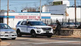  ?? CORNELIUS FROLIK / STAFF ?? Dayton police talk to a panhandler atWayneAve­nue and SouthKeowe­eStreet. Apolice reform groupwants calls like this handled by ‘alternativ­e responders.’