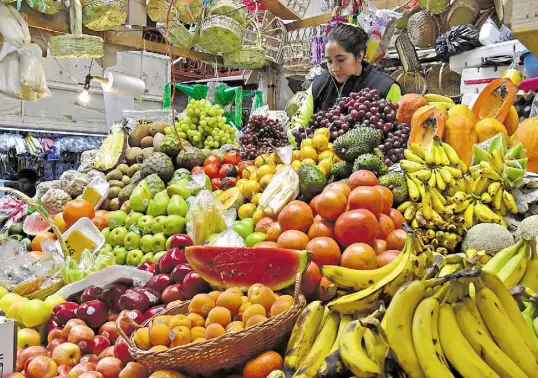  ??  ?? Guanajuato. – Hasta el aumento de 100 pesos alcanzan algunas verduras.