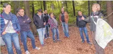  ?? FOTO: KURT ZIEGER ?? Revierförs­terin Bernadette Jochum führt die Gemeinderä­te durch den Altheimer Wald am Österberg.