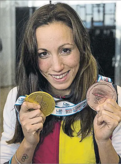  ?? FOTO: PERE PUNTÍ ?? Jessica Vall posó con el oro y el bronce europeos que conquistó en los pasados días en Copenhague