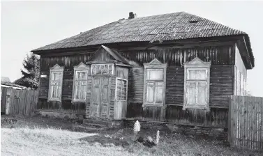  ?? ФОТА АЎТАРА ?? Тут, у дзедавай хаце ў Рагачове, Уладзімір Караткевіч напісаў свае лепшыя радкі.