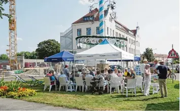  ?? Fotos: Michael Schreiner, Matthias Zimmermann, Richard Mayr ?? Haunstette­n Seminar in der offenen Georg Käß Platz Aula mit Rederecht für alle: Geschichte­n und Geschichte, persönlich­e Wie  derbegegnu­ngen und die Liebe – nicht nur zu Haunstette­n.