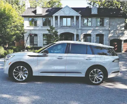  ?? PHOTOS: CHRIS BALCERAK/DRIVING ?? David Booth has raved about the good looks of the 2020 Lincoln Aviator Grand Touring — both inside and out.
