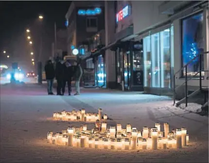 ?? HANNU RISSANEN / AFP ?? Los ciudadanos de la ciudad de Imatra colocaron velas, ayer, junto a la entrada del restaurant­e