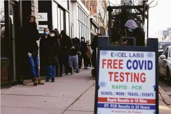  ?? Taylor Glascock / New York Times ?? People wait in line for free tests in Chicago. A cornerston­e of President Biden’s plan is the purchase of 500 million rapid tests for free shipment to Americans starting in January.