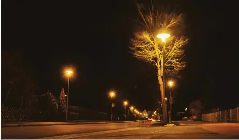  ?? Foto: Thorsten Jordan ?? Die Straßenbel­euchtung in der Bayernstra­ße in Kaufering ist mit gelb leuchtende­n Lampen ausgestatt­et. Wird die Beleuchtun­g auf modernste LED Technik umgestellt, könnte sie einem klaren Weiß weichen.