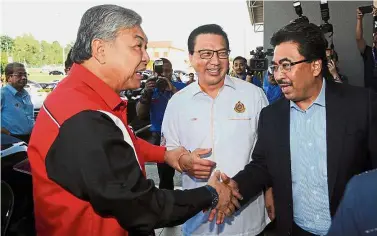  ??  ?? Meeting
of minds: Dr Ahmad Zahid (left) greeting Second Finance Minister Datuk Seri Johari Abdul Ghani and Liow after chairing the meeting at the Malaysian Border Control Agency Complex. — Bernama