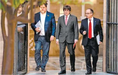  ??  ?? Carles Puigdemont, a su llegada al palacio de la Generalita­t, el gobierno catalán, la tarde de ayer. JOSEP LAGO/AFP