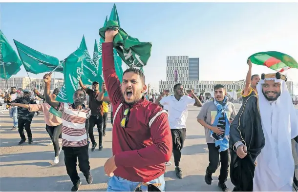  ?? FOTO: ANDRE PENNER/AP ?? Die Fans aus Saudi-Arabien hoffen bald auf eine Weltmeiste­rschaft im eigenen Land.