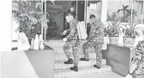  ??  ?? NYAHKUMAN: Anggota Balai Bomba dan Penyelamat Bintangor melakukan operasi sanitasi di Balai Polis dan IPD Bintangor, semalam.