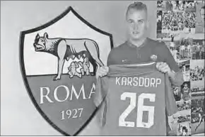  ??  ?? AS Roma versterkte zich in juli met Rick Karsdorp, maar de verdediger heeft nog niet kunnen debuteren voor de club wegens een aanhoudend­e knieblessu­re. (Foto: Goal)